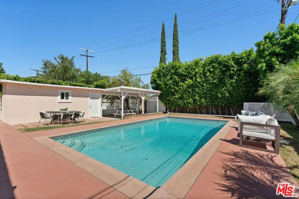 17827 Burbank Boulevard Los Angeles, CA 91316