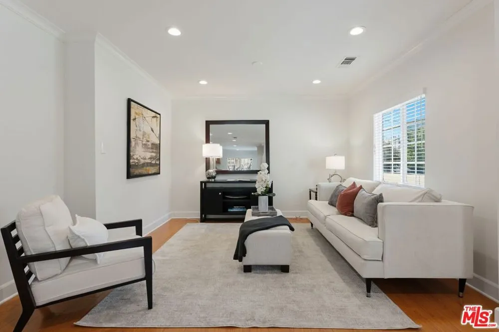 17827 Burbank Boulevard Los Angeles, CA 91316