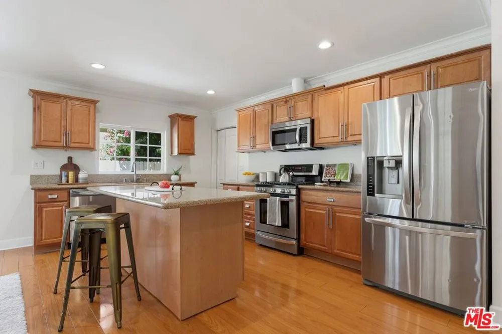 17827 Burbank Boulevard Los Angeles, CA 91316