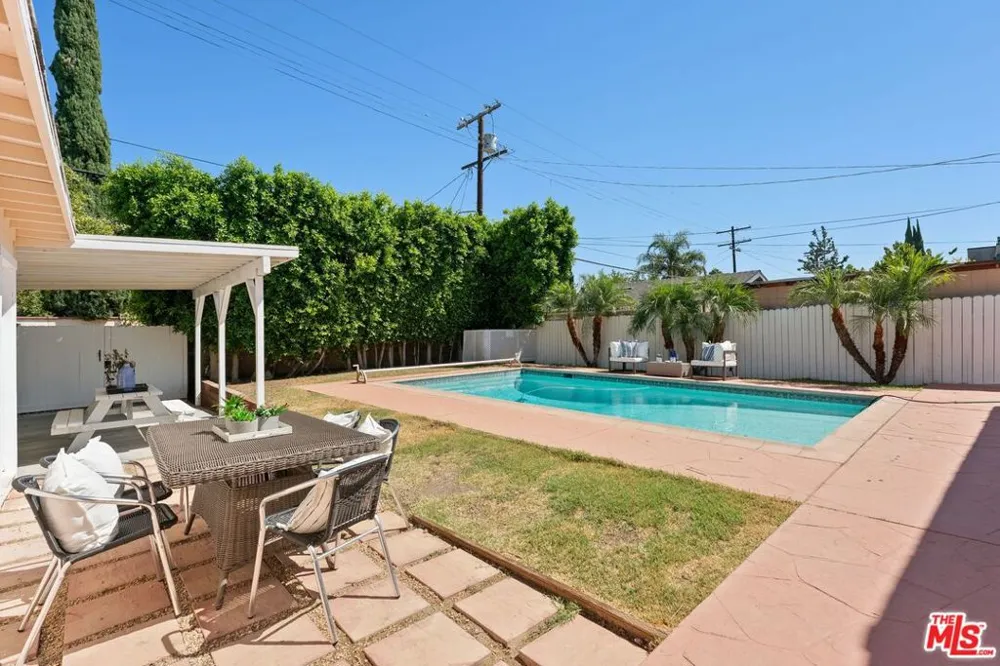 17827 Burbank Boulevard Los Angeles, CA 91316