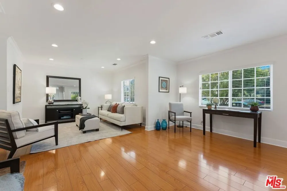 17827 Burbank Boulevard Los Angeles, CA 91316