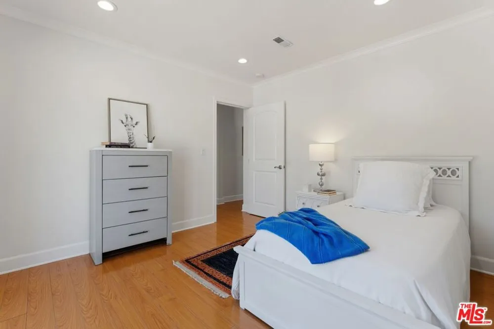 17827 Burbank Boulevard Los Angeles, CA 91316