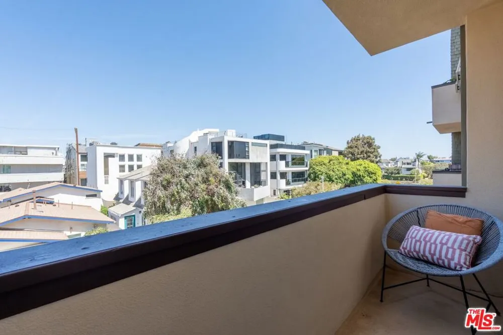 16 S Quarterdeck Street #201 Los Angeles, CA 90292