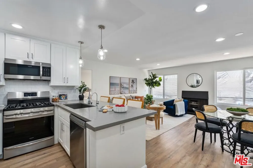 16 S Quarterdeck Street #201 Los Angeles, CA 90292