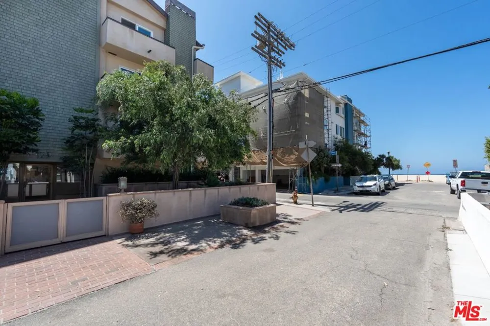 16 S Quarterdeck Street #201 Los Angeles, CA 90292