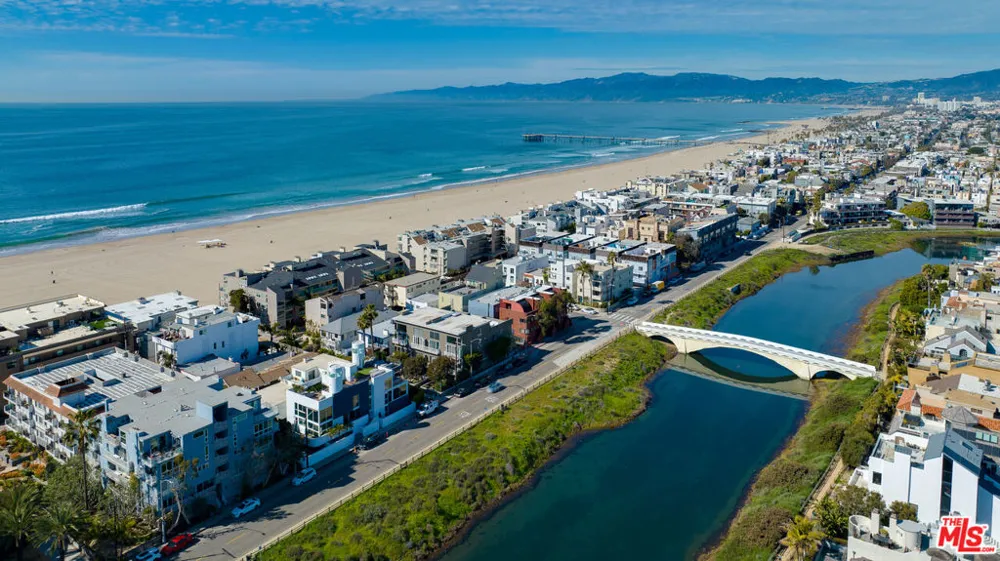 16 S Quarterdeck Street #201 Los Angeles, CA 90292