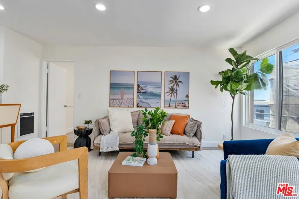 16 S Quarterdeck Street #201 Los Angeles, CA 90292