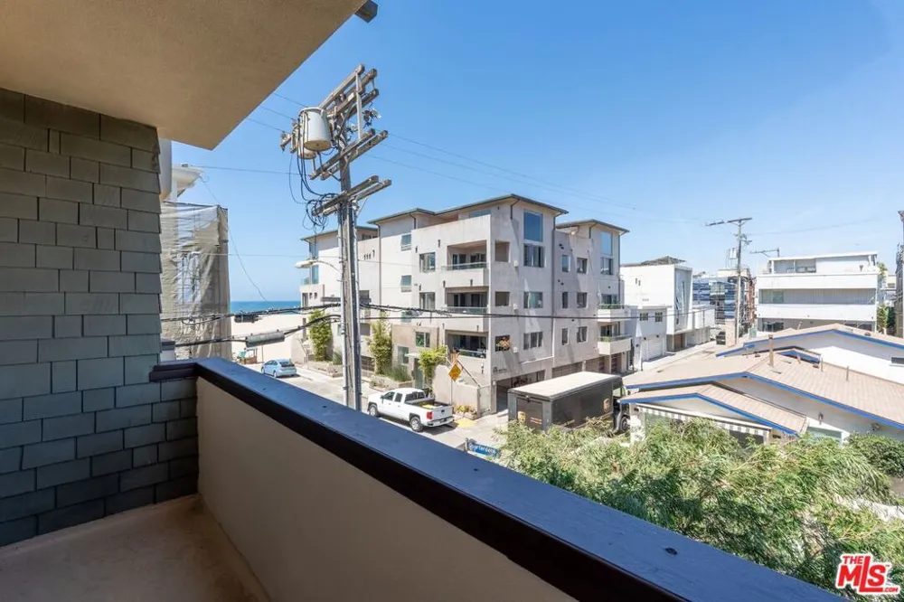 16 S Quarterdeck Street #201 Los Angeles, CA 90292