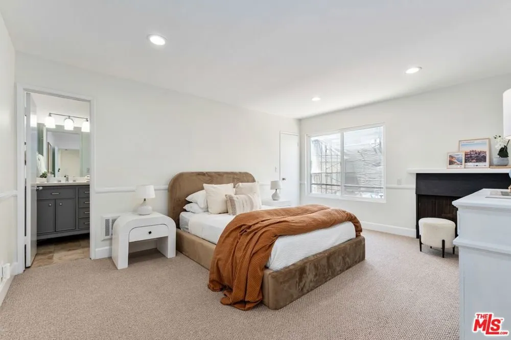 16 S Quarterdeck Street #201 Los Angeles, CA 90292