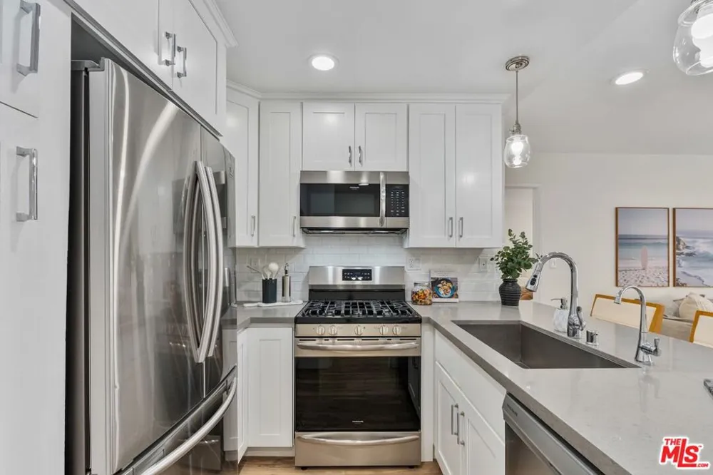 16 S Quarterdeck Street #201 Los Angeles, CA 90292