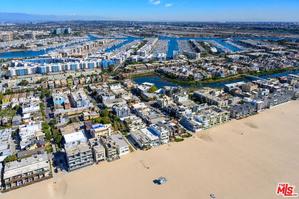 16 S Quarterdeck Street #201 Los Angeles, CA 90292