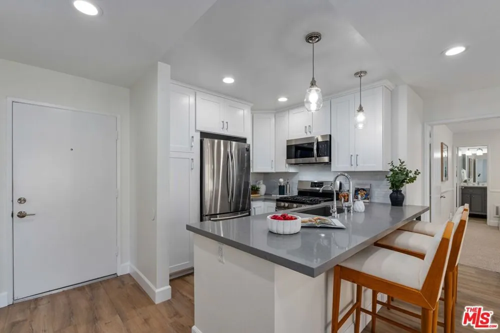 16 S Quarterdeck Street #201 Los Angeles, CA 90292