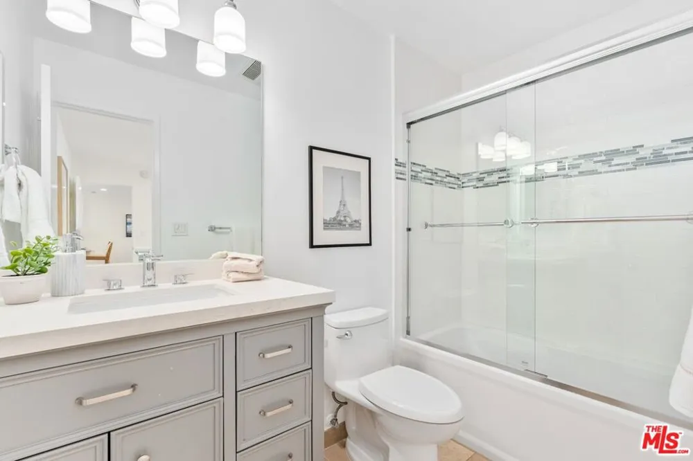 16 S Quarterdeck Street #201 Los Angeles, CA 90292