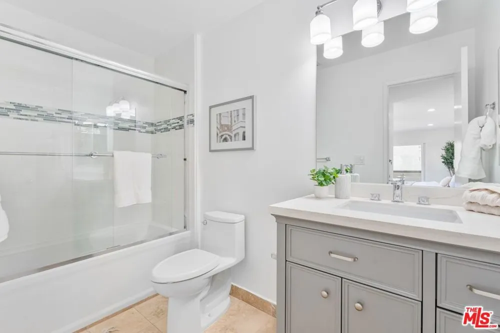 16 S Quarterdeck Street #201 Los Angeles, CA 90292