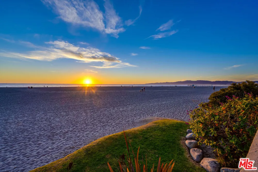 16 S Quarterdeck Street #201 Los Angeles, CA 90292
