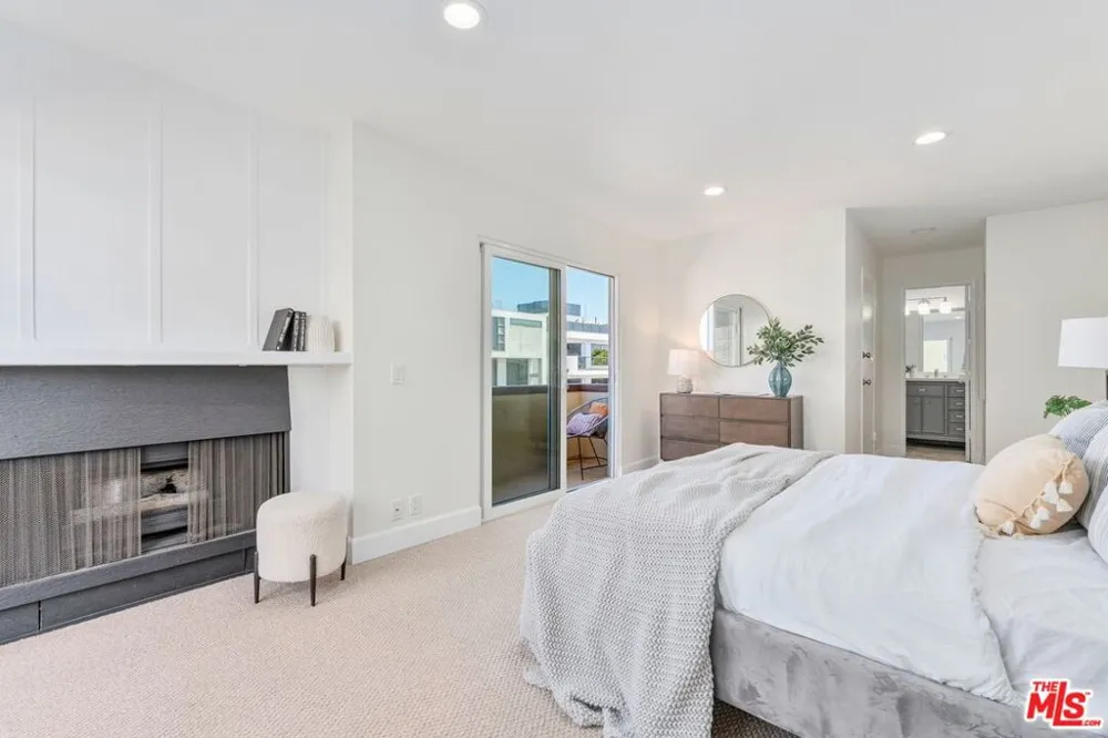 16 S Quarterdeck Street #201 Los Angeles, CA 90292