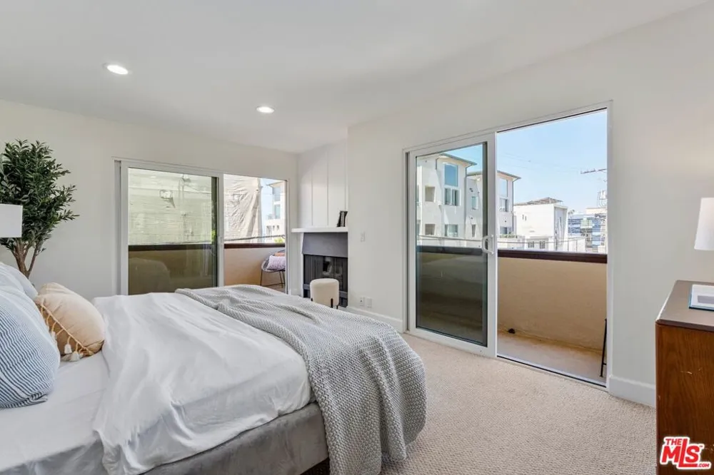 16 S Quarterdeck Street #201 Los Angeles, CA 90292