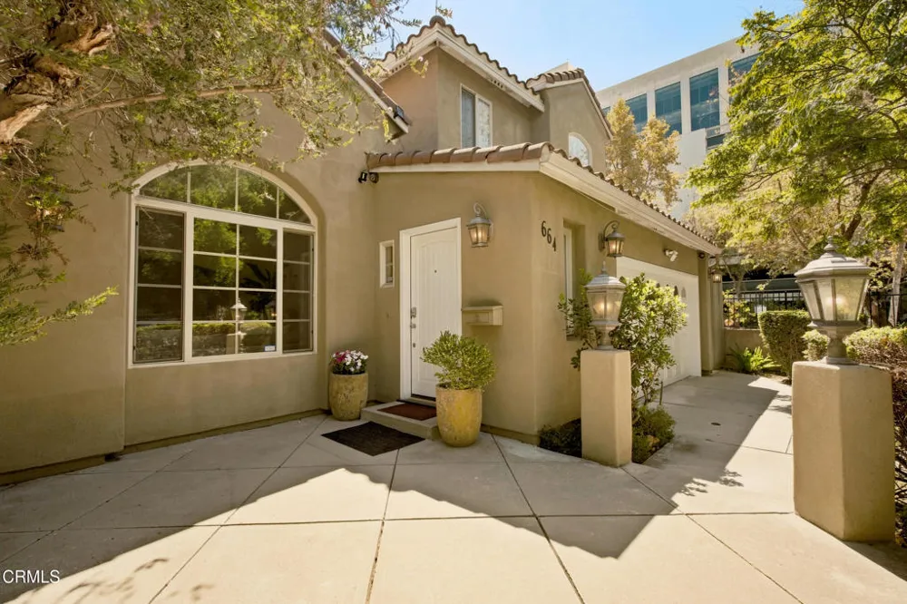 664 S Mansfield Avenue Los Angeles, CA 90036
