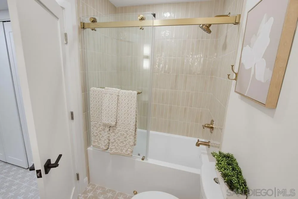 387 Melrose #D Vista, CA 92083