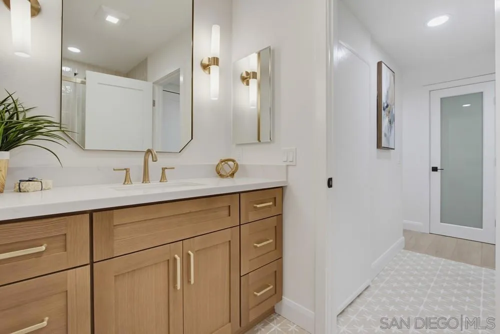 387 Melrose #D Vista, CA 92083