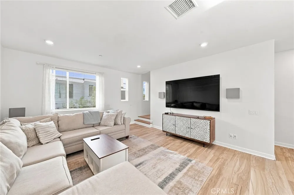 27035 Tanager Valencia, CA 91381