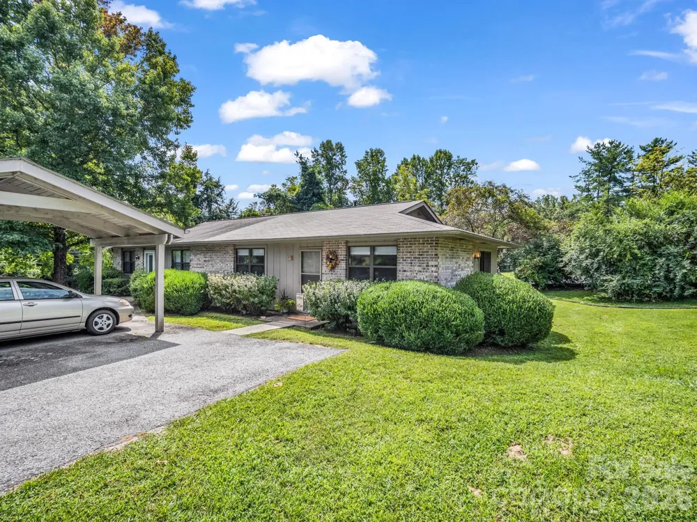 703 Farmington Circle Hendersonville, NC 28739