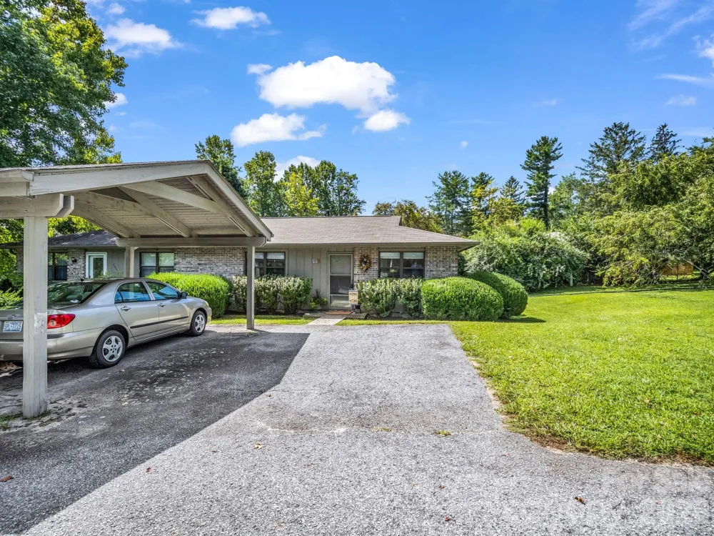 703 Farmington Circle Hendersonville, NC 28739