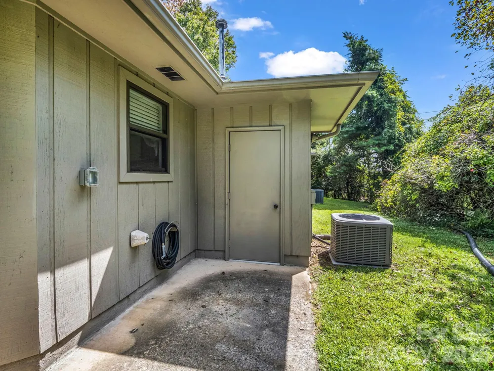 703 Farmington Circle Hendersonville, NC 28739