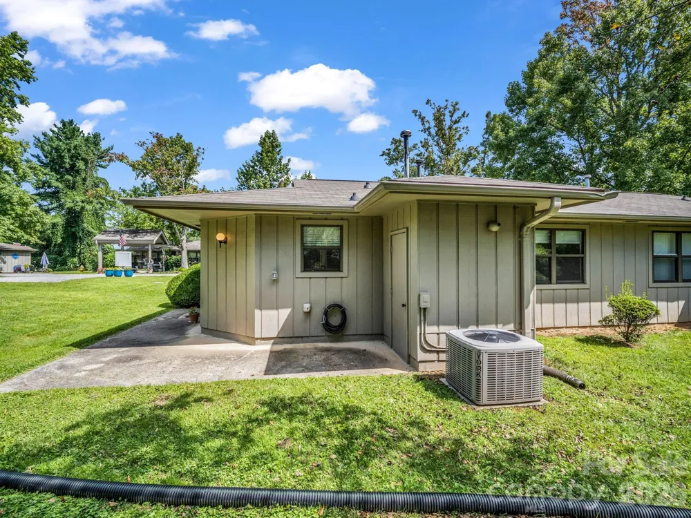 703 Farmington Circle Hendersonville, NC 28739