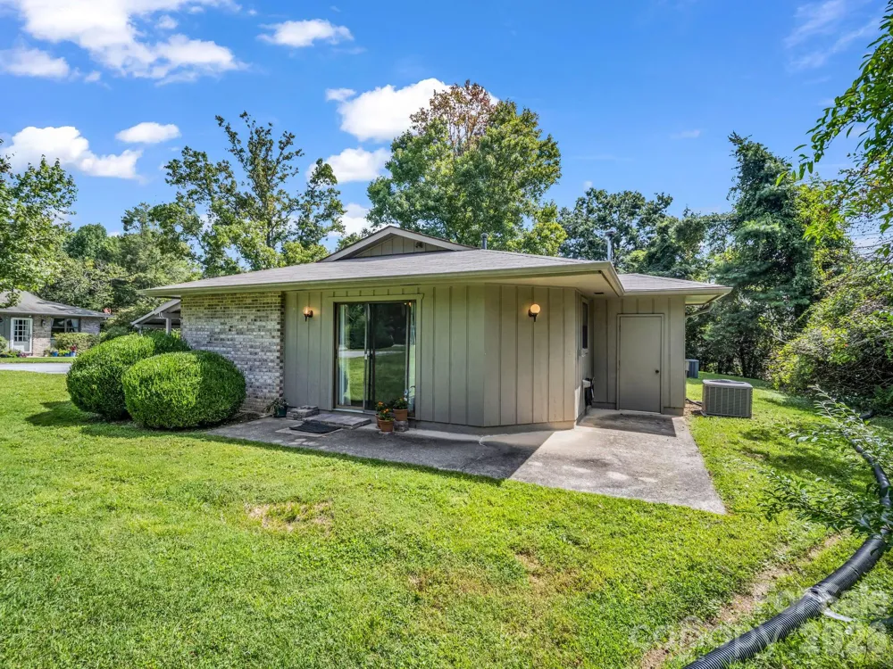 703 Farmington Circle Hendersonville, NC 28739