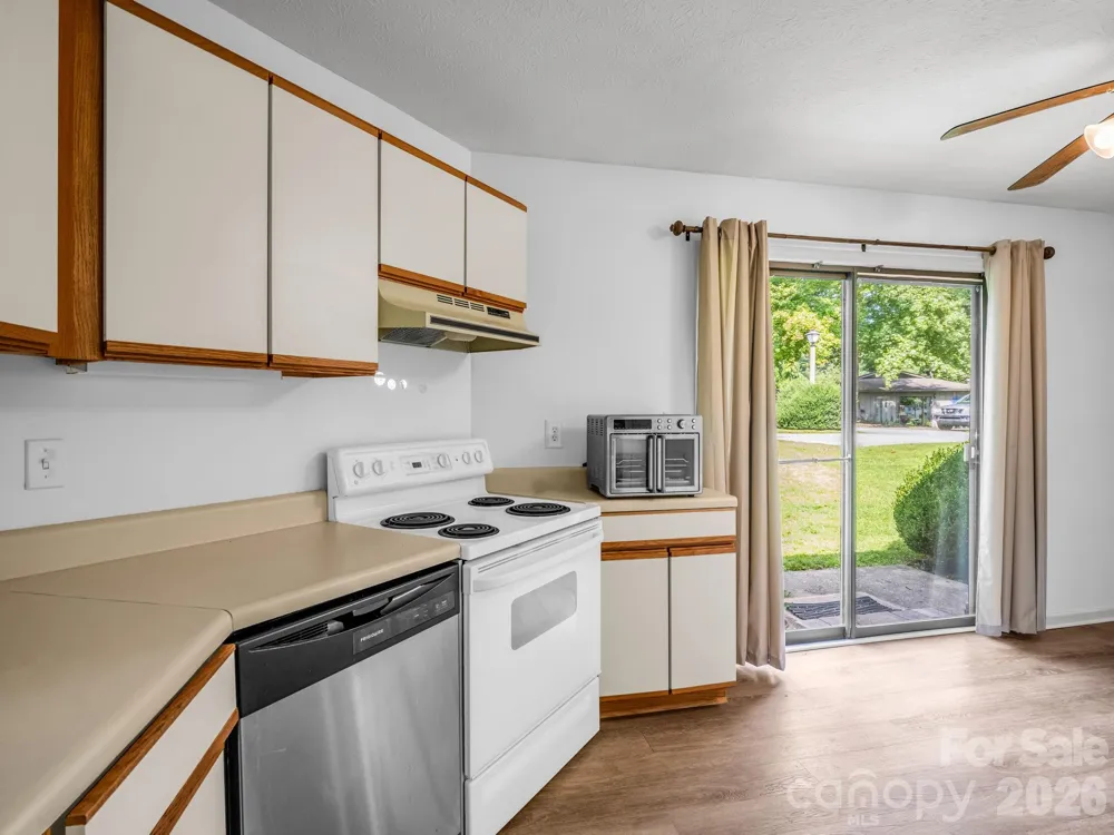703 Farmington Circle Hendersonville, NC 28739