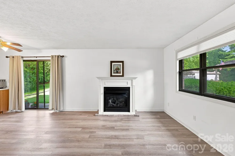 703 Farmington Circle Hendersonville, NC 28739