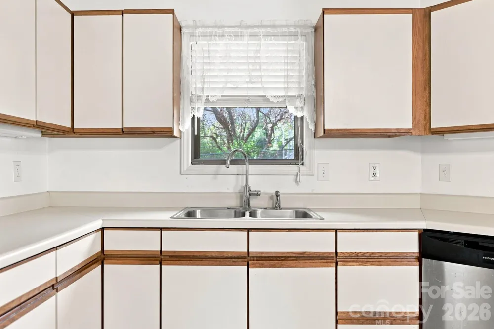 703 Farmington Circle Hendersonville, NC 28739