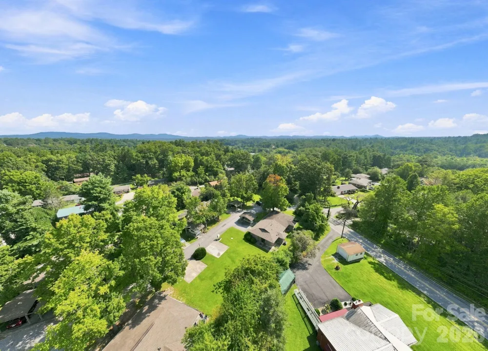 703 Farmington Circle Hendersonville, NC 28739
