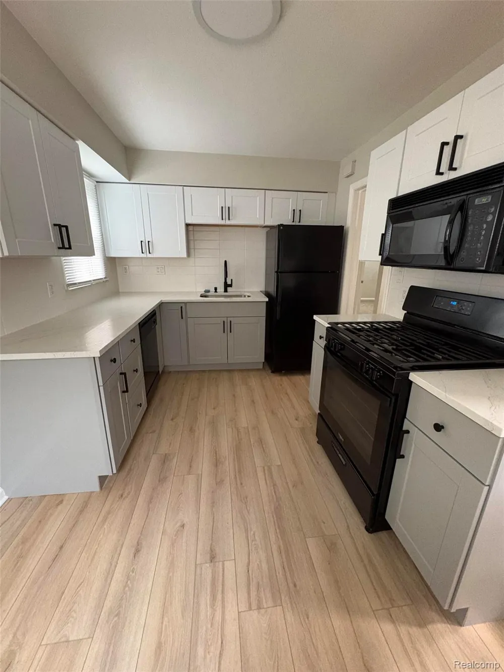 105 W Evelyn Avenue Hazel Park City, MI 48030