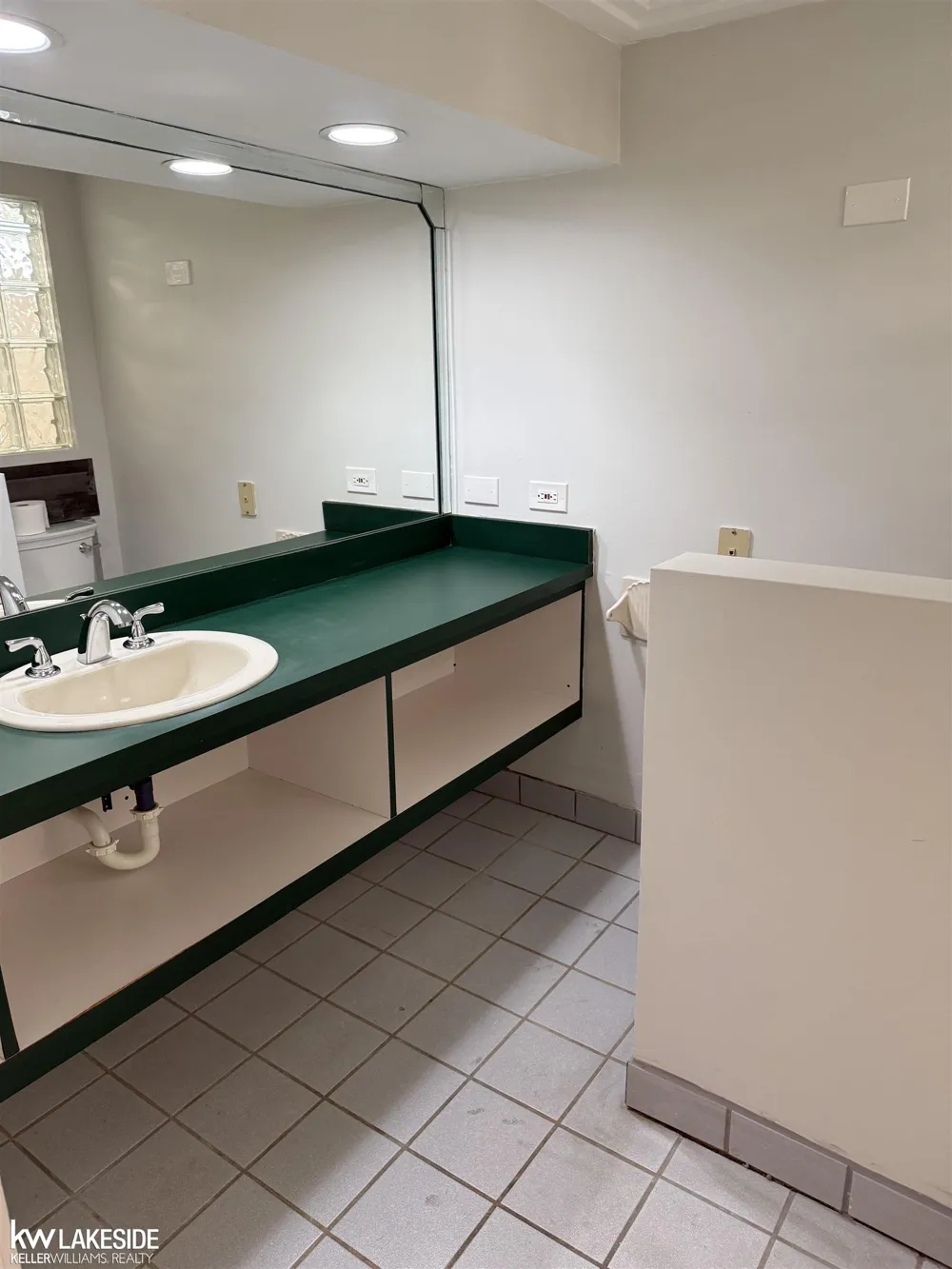 17950 Elizabeth Street Roseville City, MI 48066