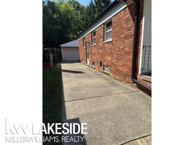 17950 Elizabeth Street Roseville City, MI 48066