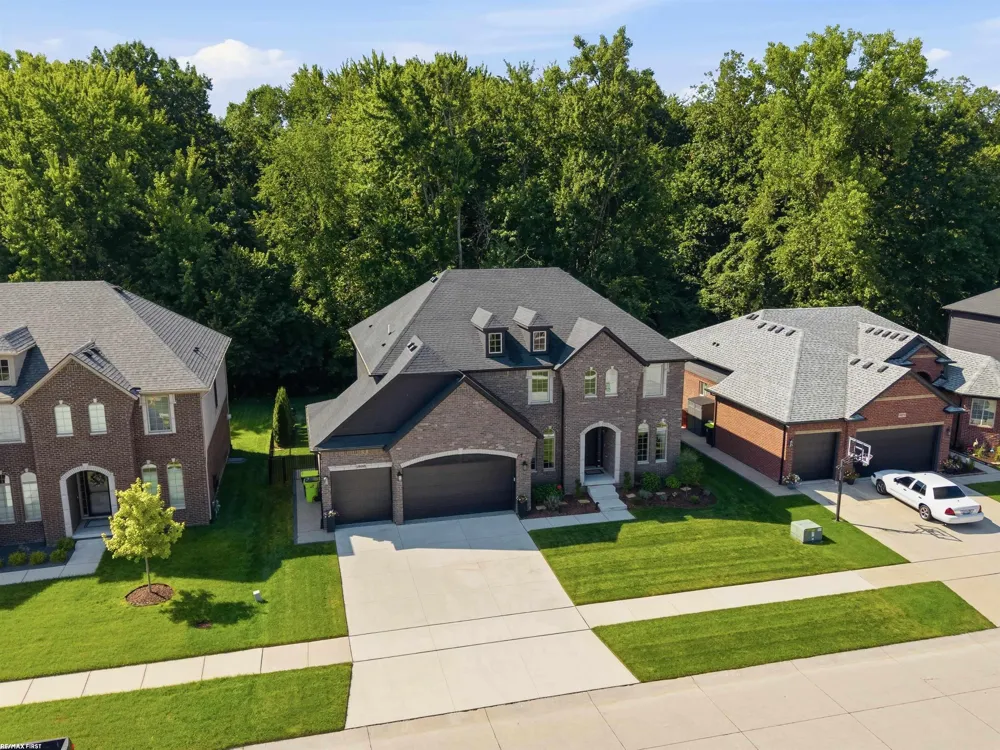 19090 Brighton Drive Macomb Township, MI 48042
