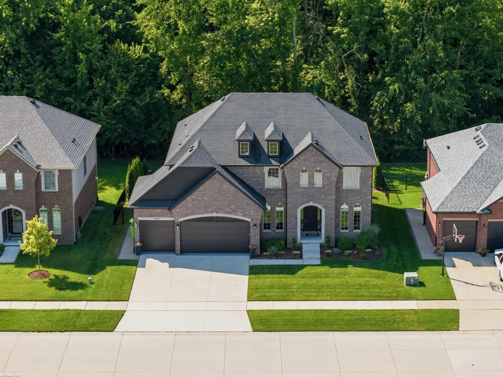 19090 Brighton Drive Macomb Township, MI 48042