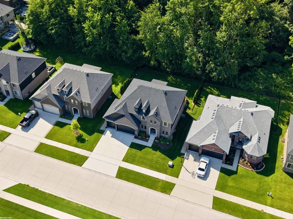 19090 Brighton Drive Macomb Township, MI 48042