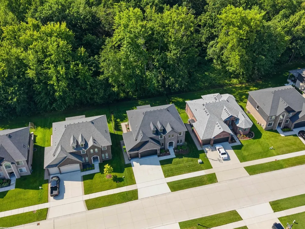 19090 Brighton Drive Macomb Township, MI 48042