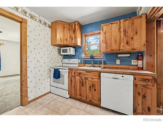 19 Pipers Canyon Rd Road Glen Haven, CO 80532