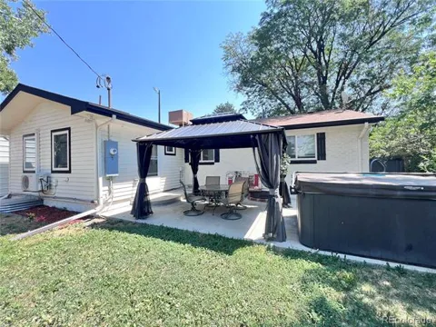 555 Everett Street