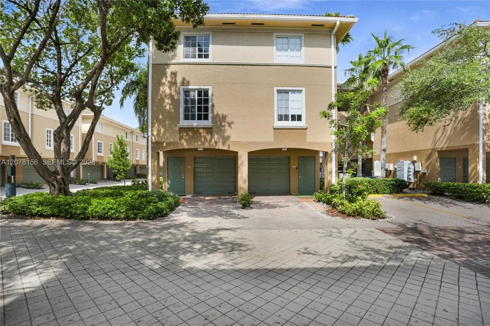 2941 NE 185th St #1305 Miami, FL 33180