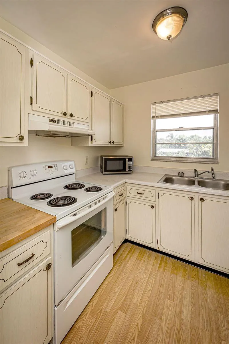420 W PALM STREET #23 Lantana, FL 33462