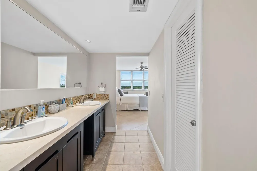 511 BAYSHORE DRIVE #810 Fort Lauderdale, FL 33304