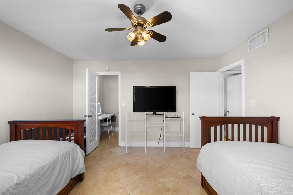 511 BAYSHORE DRIVE #810 Fort Lauderdale, FL 33304
