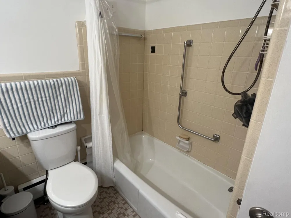 2820 Woodslee Drive #107 Royal Oak City, MI 48073