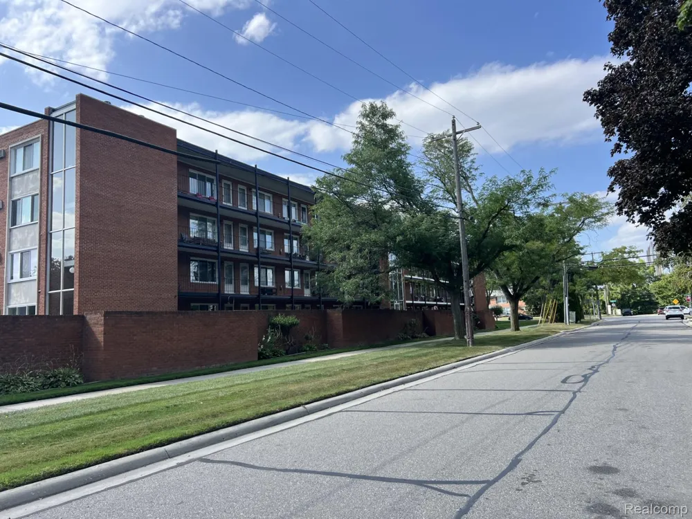 2820 Woodslee Drive #107 Royal Oak City, MI 48073