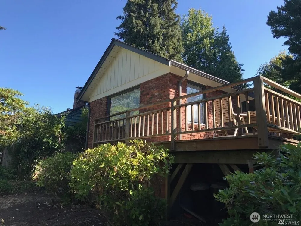 3222 30th Avenue W Seattle, WA 98199